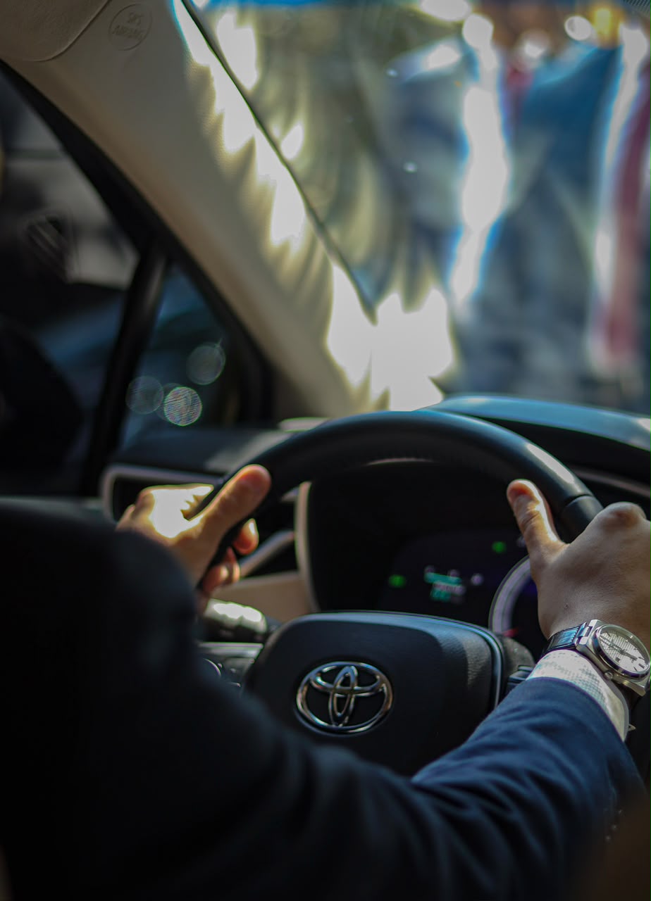 Motorista executivo conduzindo veículo AMD
